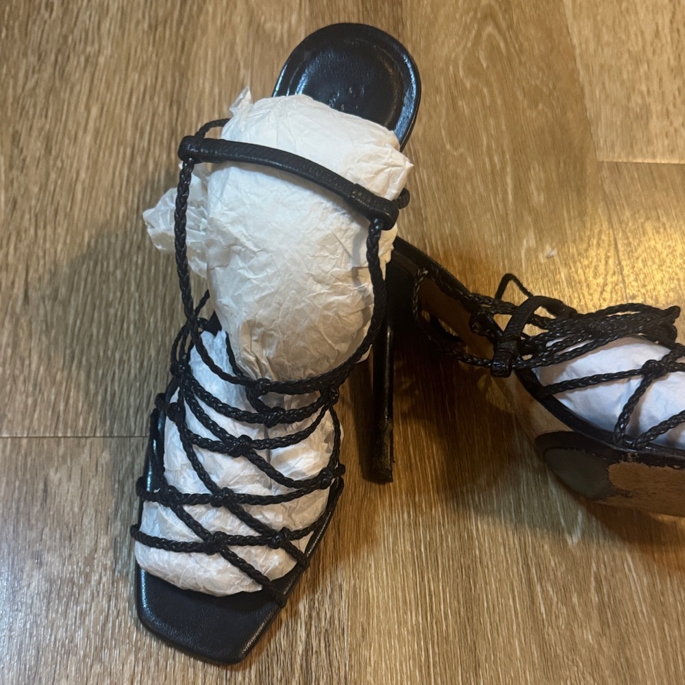Gucci Elegant Black Strappy Women's Sandals Size 9.5 B. Worn once 4 photo shoot - Picture 6 of 10